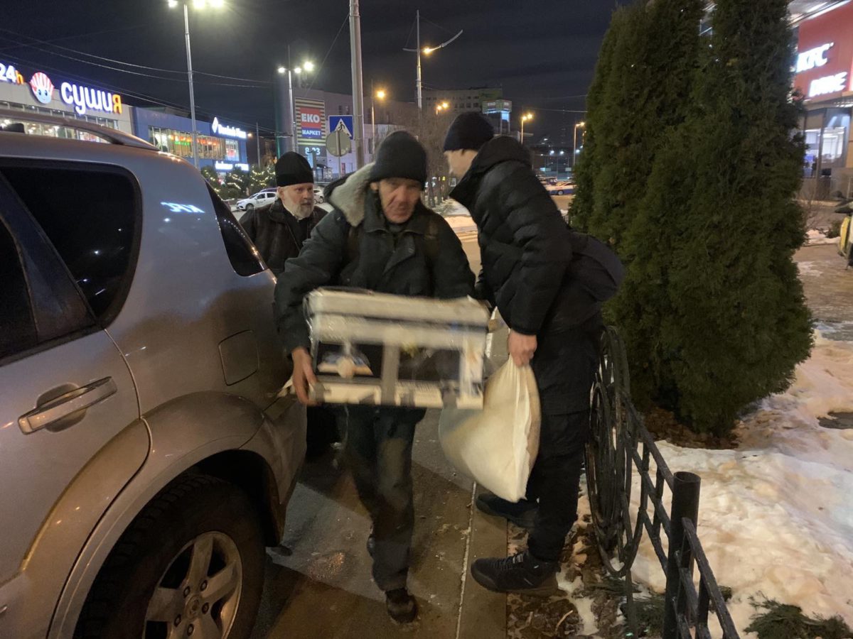 Духовенство с прихожанами Голосеевского благочиния организовали обеды и доставку вещей для нуждающихся