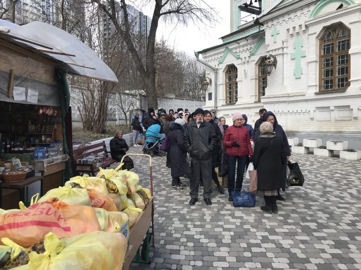 Приходы Голосеевского благочиния продолжают оказывать помощь нуждающимся во время войны