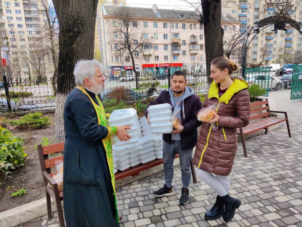 Община Свято-Вознесенского храма и молодежное движение «Парасолька» совместно с общественными организациями оказывает помощь нуждающимся